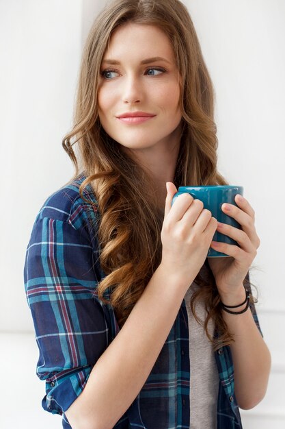 Jolie fille près de la fenêtre