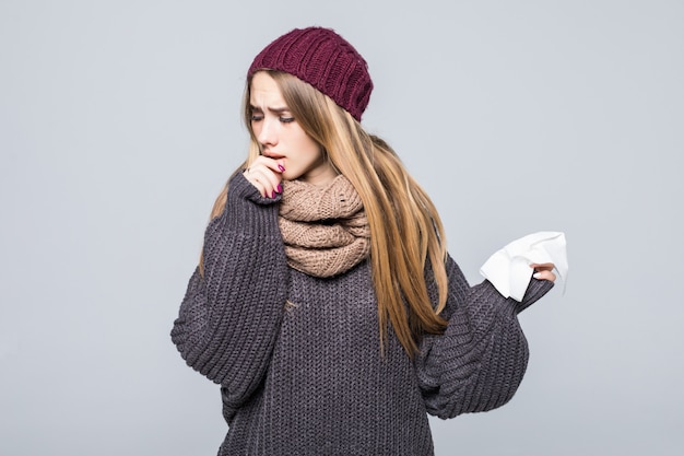 Jolie fille en pull gris a froid avait des maux de tête de toux de grippe sur gris