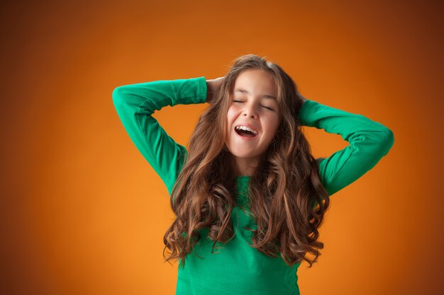 Jolie fille avec un pull vert