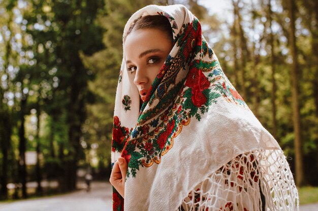 Jolie fille en robe de broderie