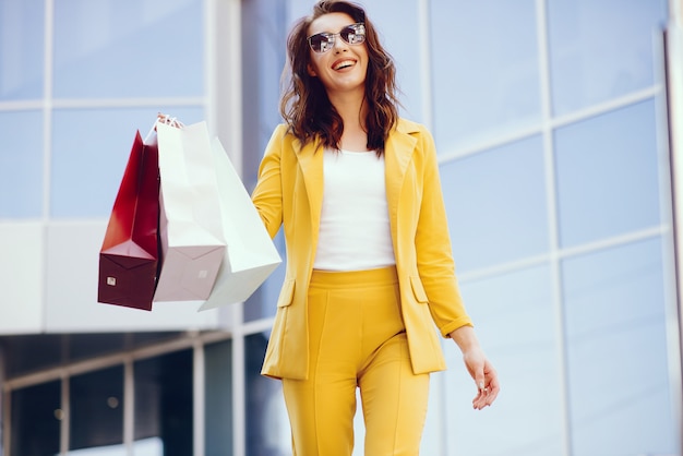 Jolie fille avec un sac dans une ville