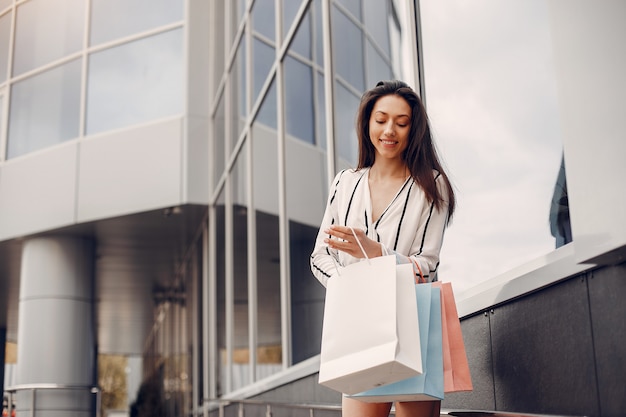 Jolie fille avec un sac dans une ville