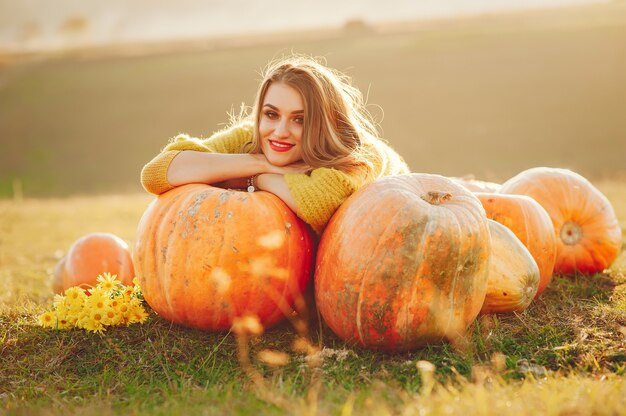 Jolie fille se reposer dans un parc en automne