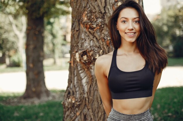 Jolie fille se reposer dans un parc d&#39;été