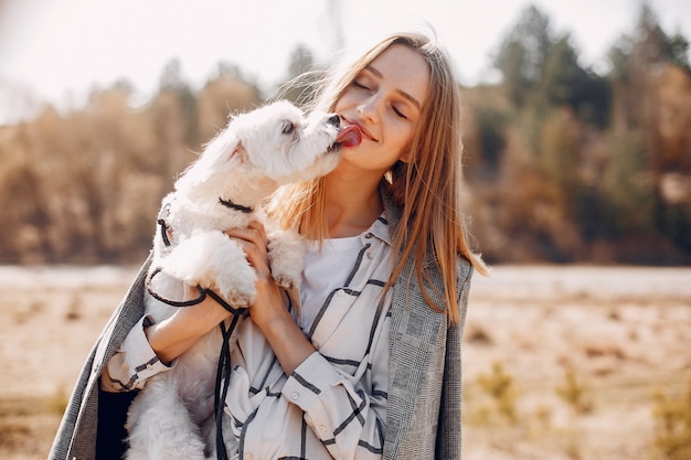 Jolie fille se reposer dans un parc