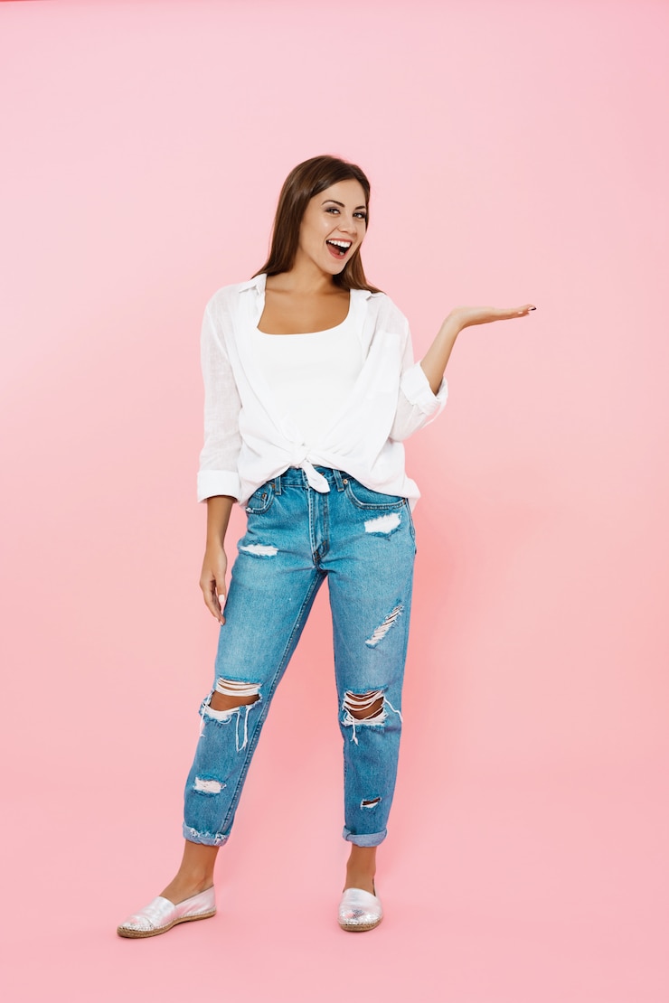 Photo gratuit une jolie fille souriante au printemps pose avec la main gauche.
