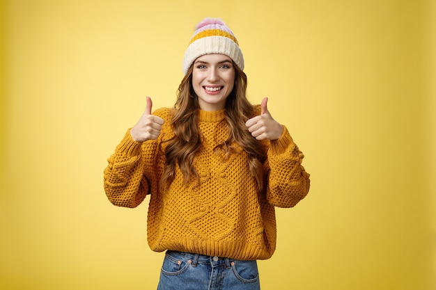 Une jolie fille de soutien aime votre idée montre le pouce en l'air réponse positive réponse affirmative standi ...