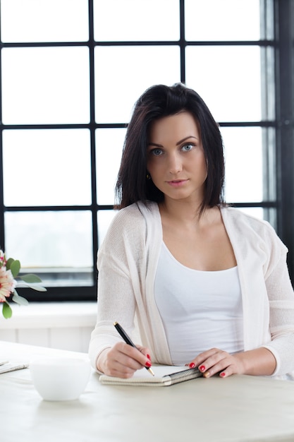 Jolie fille travaillant à la maison