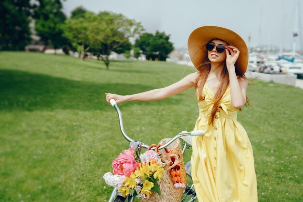 jolie fille à vélo