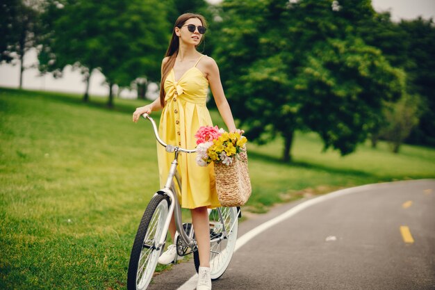 jolie fille à vélo