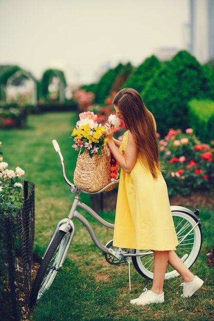 jolie fille à vélo