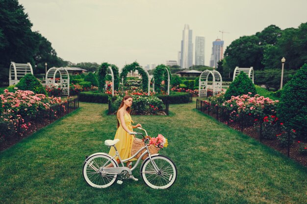 jolie fille à vélo