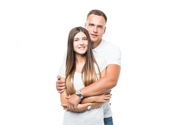 Jolie jeune couple souriant isolé sur fond blanc