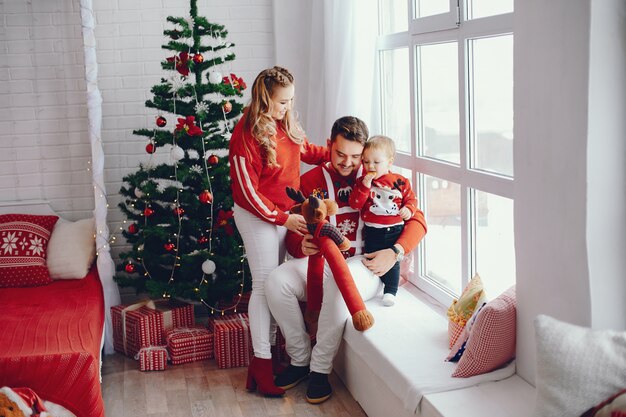 Jolie jeune famille assis à la maison