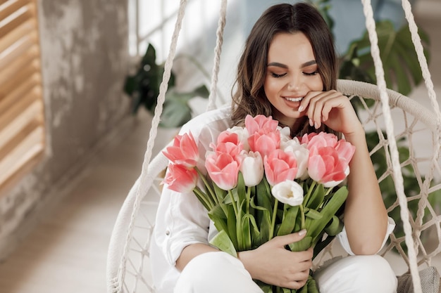 Jolie jeune femelle avec des tulipes