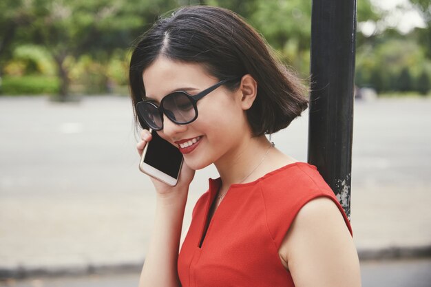 Jolie jeune femme appelle à un ami