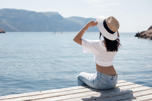 jolie jeune femme au chapeau derrière