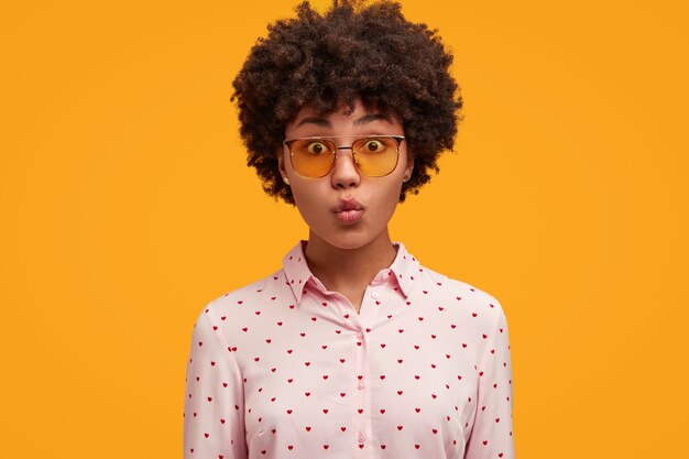 Jolie jeune femme aux cheveux bouclés