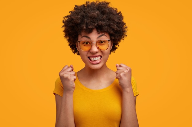 Jolie jeune femme aux cheveux bouclés