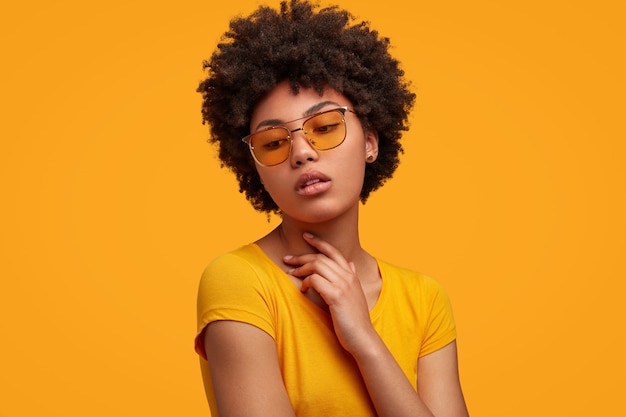 Jolie jeune femme aux cheveux bouclés