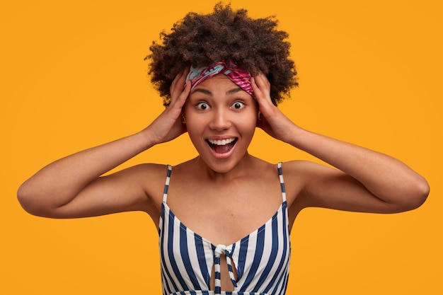 Photo gratuite jolie jeune femme aux cheveux bouclés