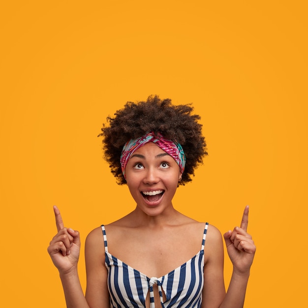 Photo gratuite jolie jeune femme aux cheveux bouclés