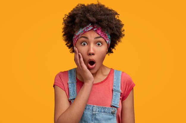 Jolie jeune femme aux cheveux bouclés