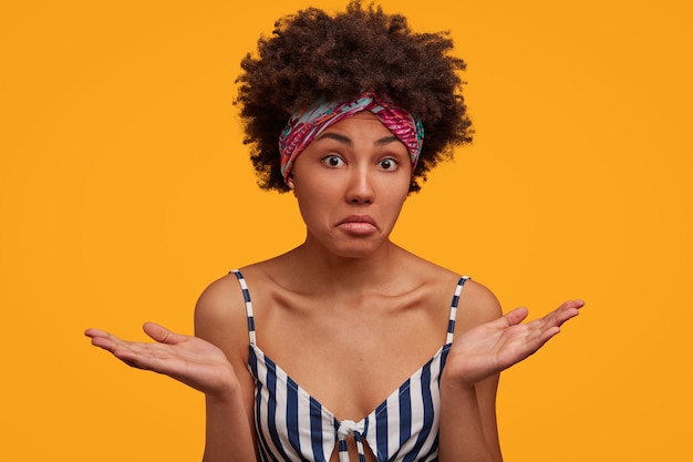 Jolie jeune femme aux cheveux bouclés