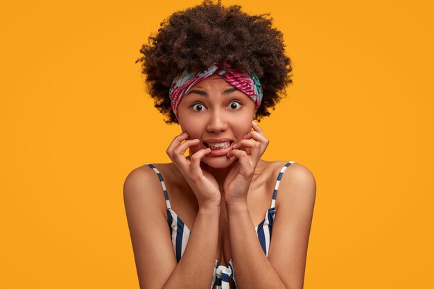 Jolie jeune femme aux cheveux bouclés