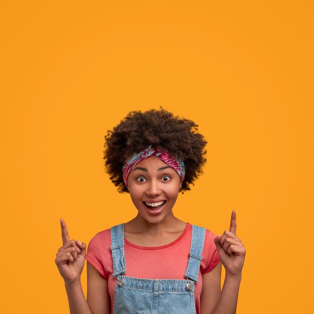 Jolie jeune femme aux cheveux bouclés