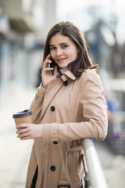 Photo gratuite jolie jeune femme aux cheveux courts, parler au téléphone avec quelqu'un