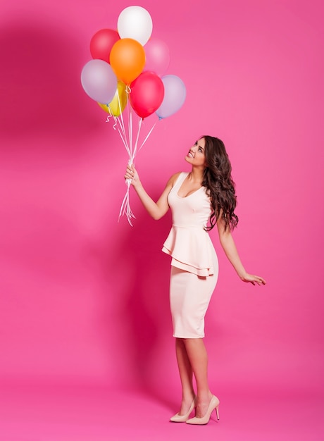 Jolie jeune femme avec des ballons