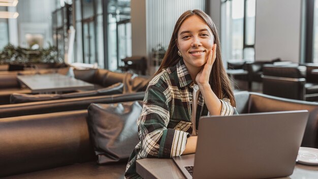 Jolie jeune femme bénéficiant d'une pause café