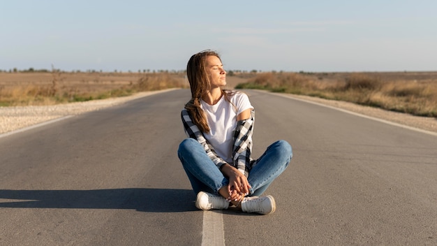 Jolie jeune femme bénéficiant d'un road trip