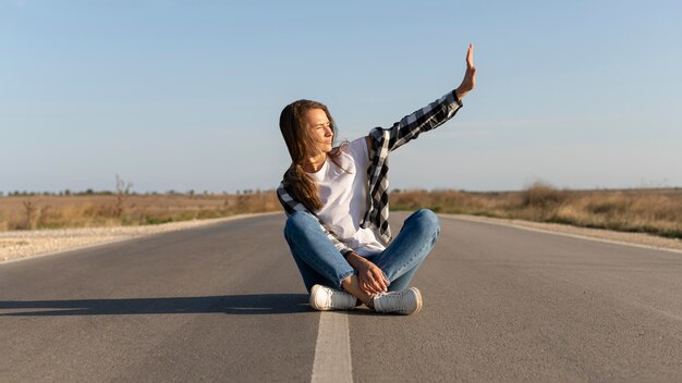 Jolie jeune femme bénéficiant d'un road trip