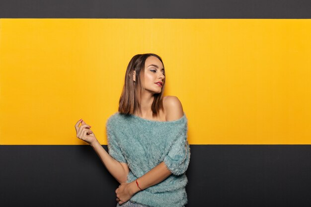 Jolie jeune femme couchait en studio