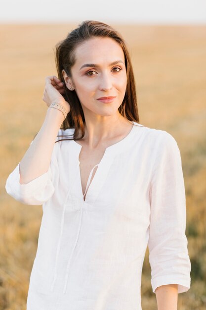 Jolie jeune femme dans la nature pose