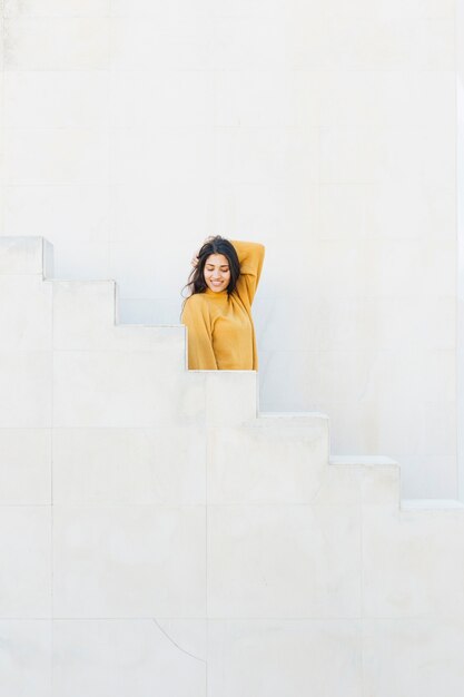 jolie jeune femme debout dans l&#39;escalier