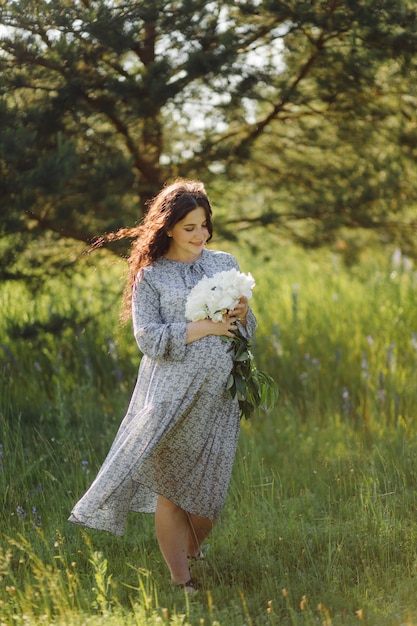 Jolie jeune femme enceinte à l'extérieur