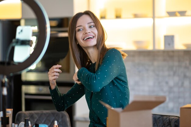 Jolie jeune femme faisant un atelier sur les soins capillaires