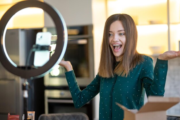 Jolie jeune femme faisant un atelier sur les soins capillaires