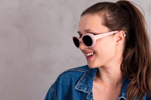 Photo gratuite jolie jeune femme à lunettes de soleil