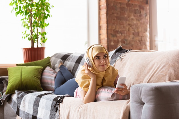 Jolie Jeune Femme Musulmane à La Maison Pendant La Quarantaine Et L'auto-isolation, à L'aide De Tablette Pour Selfie Ou Vidéocall, Leçons En Ligne