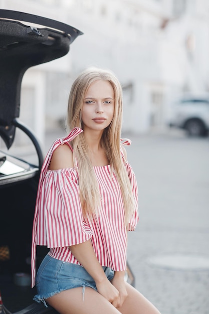 Photo gratuite jolie jeune femme en plein air