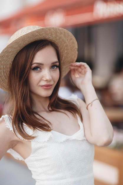 Jolie jeune femme en plein air