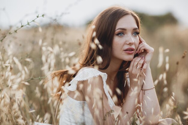 Jolie jeune femme en plein air