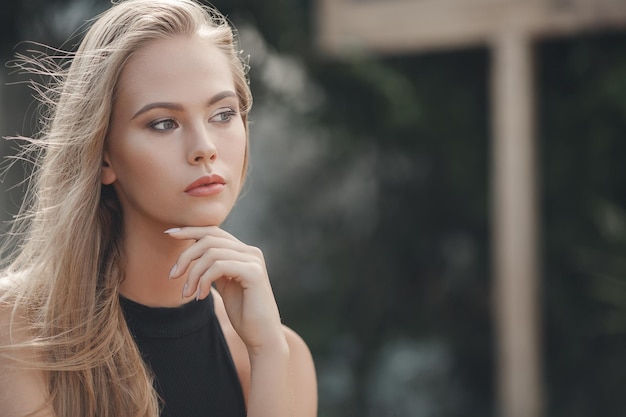 Jolie jeune femme en plein air