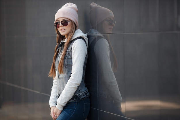 Jolie jeune femme en plein air