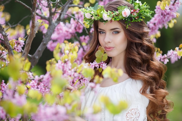 Jolie jeune femme en plein air