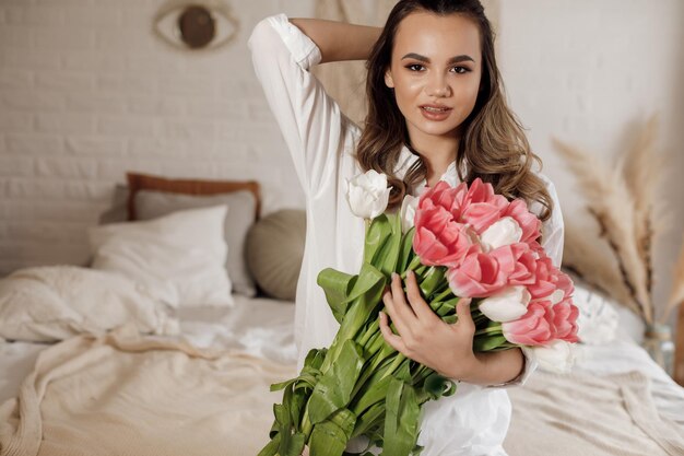 jolie jeune femme portrait intérieur